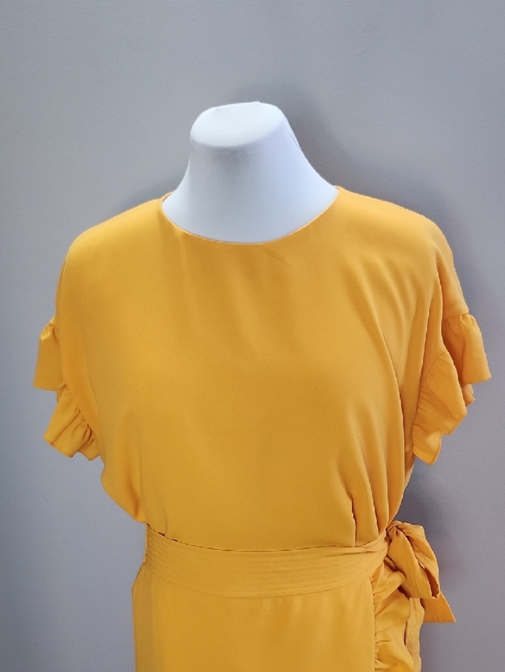 ARITZIA WILFRED Ninette round neck ruffles faux wrap dress in Tuscan Sun yellow - Picture 4 of 14
